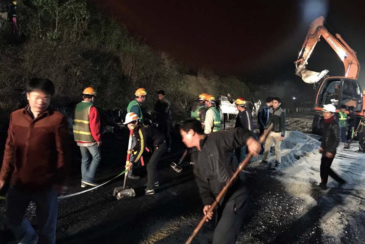 Xe bon dam xe khach anh 9