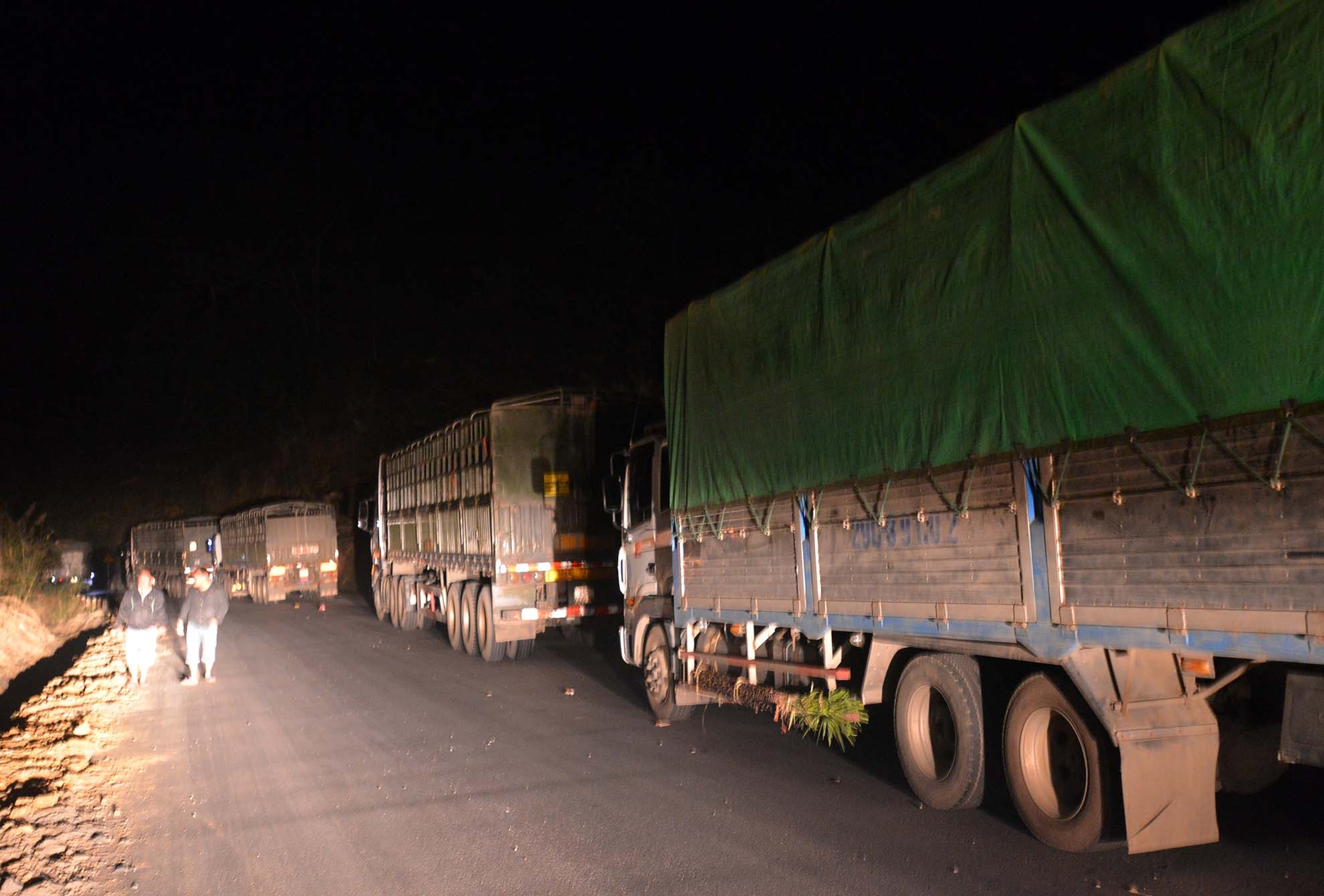 Xe bon dam xe khach anh 1