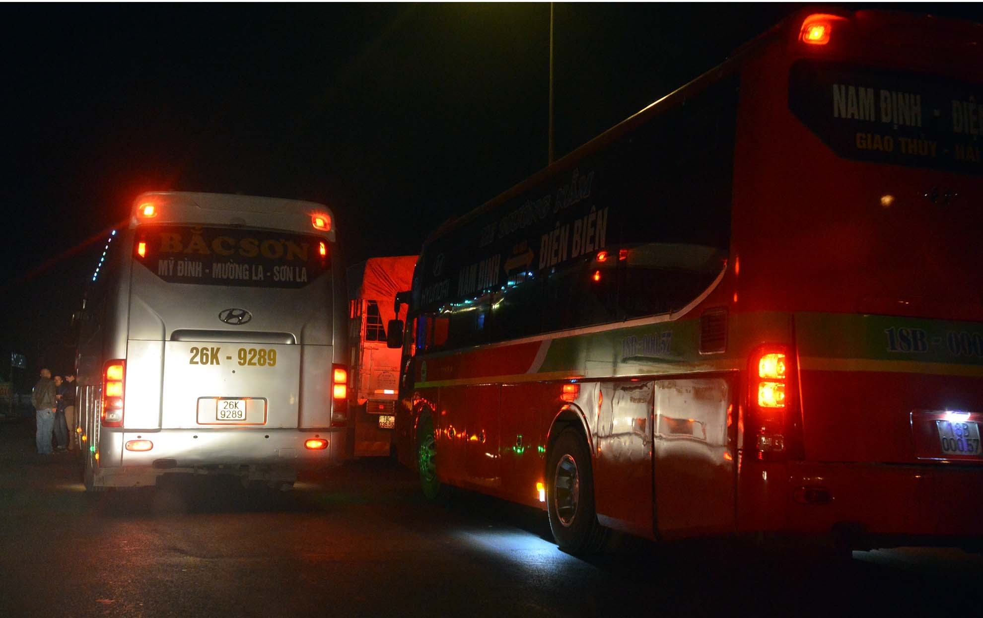 Tac 10 km tren quoc lo sau vu xe bon dam nat oto khach hinh anh