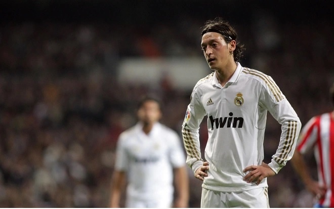 moi tinh hoa hau va van dong vien noi tieng anh 2