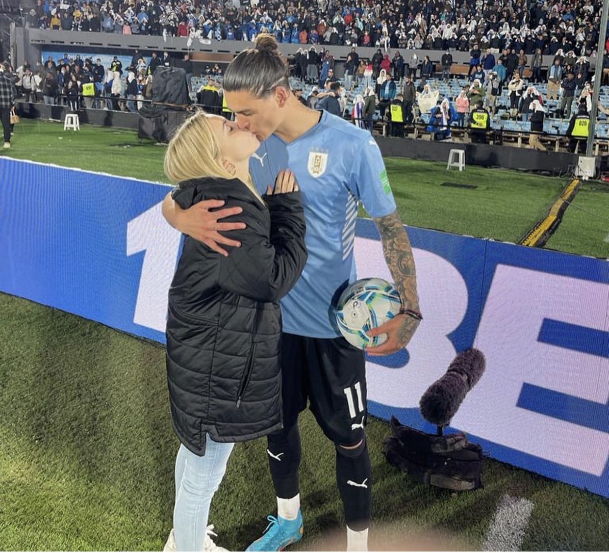 Ban gai cua Darwin Nunez tung cuoi hau ve Barca anh 2