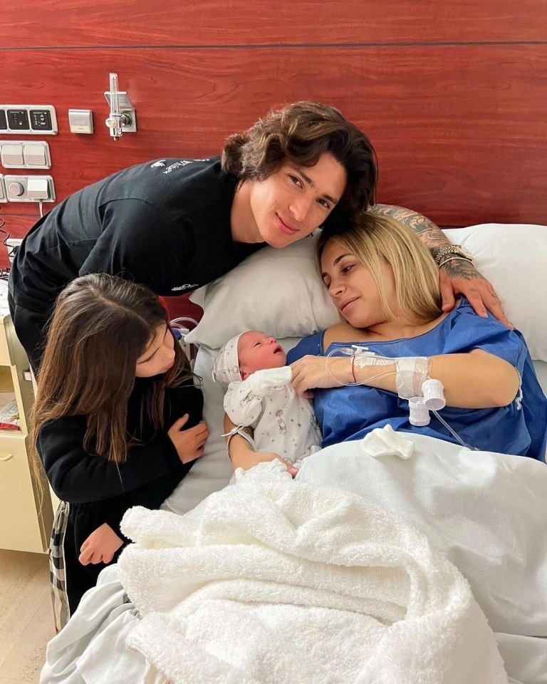 Ban gai cua Darwin Nunez tung cuoi hau ve Barca anh 7