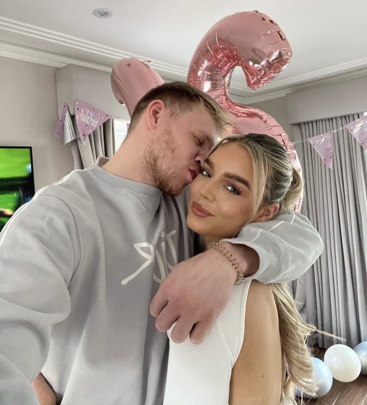 Ban gai  Aaron Ramsdale anh 2