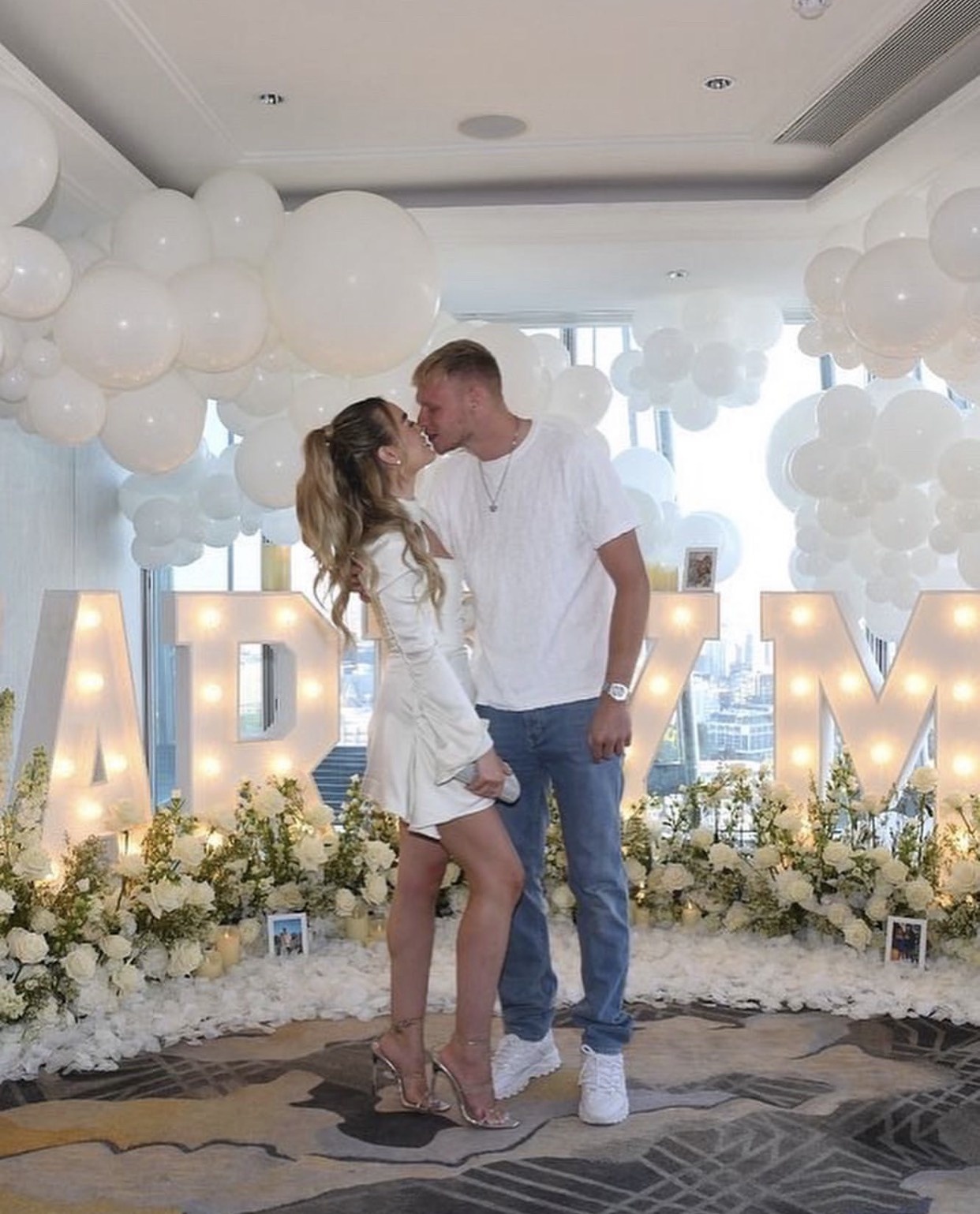 Ban gai  Aaron Ramsdale anh 7