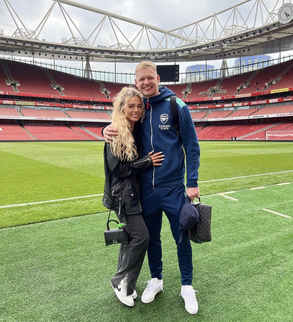 Ban gai  Aaron Ramsdale anh 8