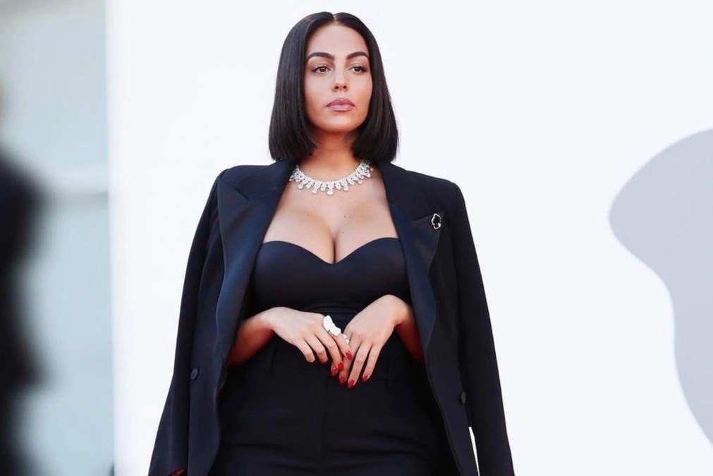 Do nhan sac dan WAGs cua Liverpool va Manchester United hinh anh