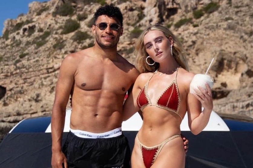 Chuyen tinh ca si - cau thu cua Alex Oxlade-Chamberlain hinh anh