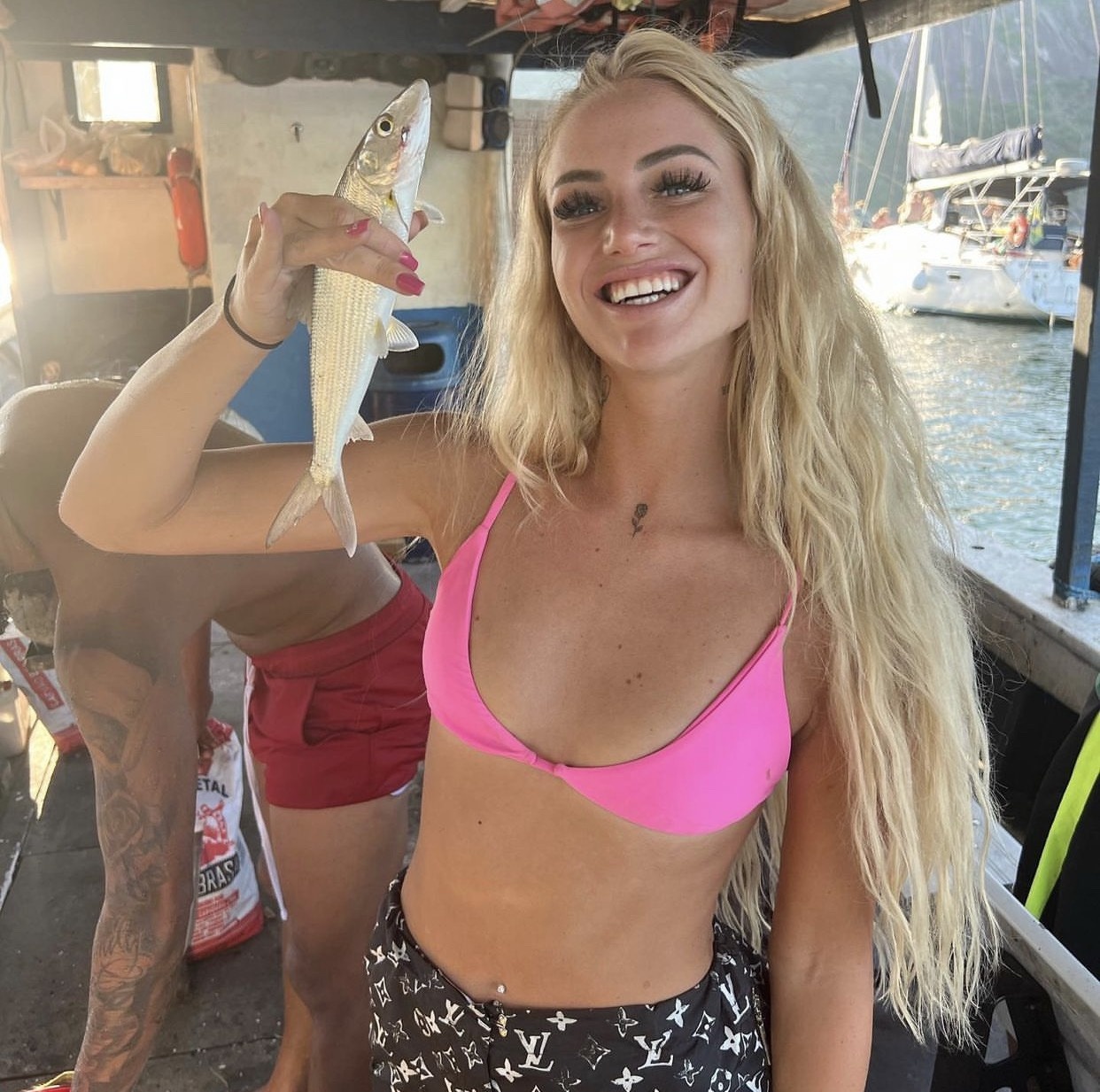 Ban gai Douglas Luiz anh 5