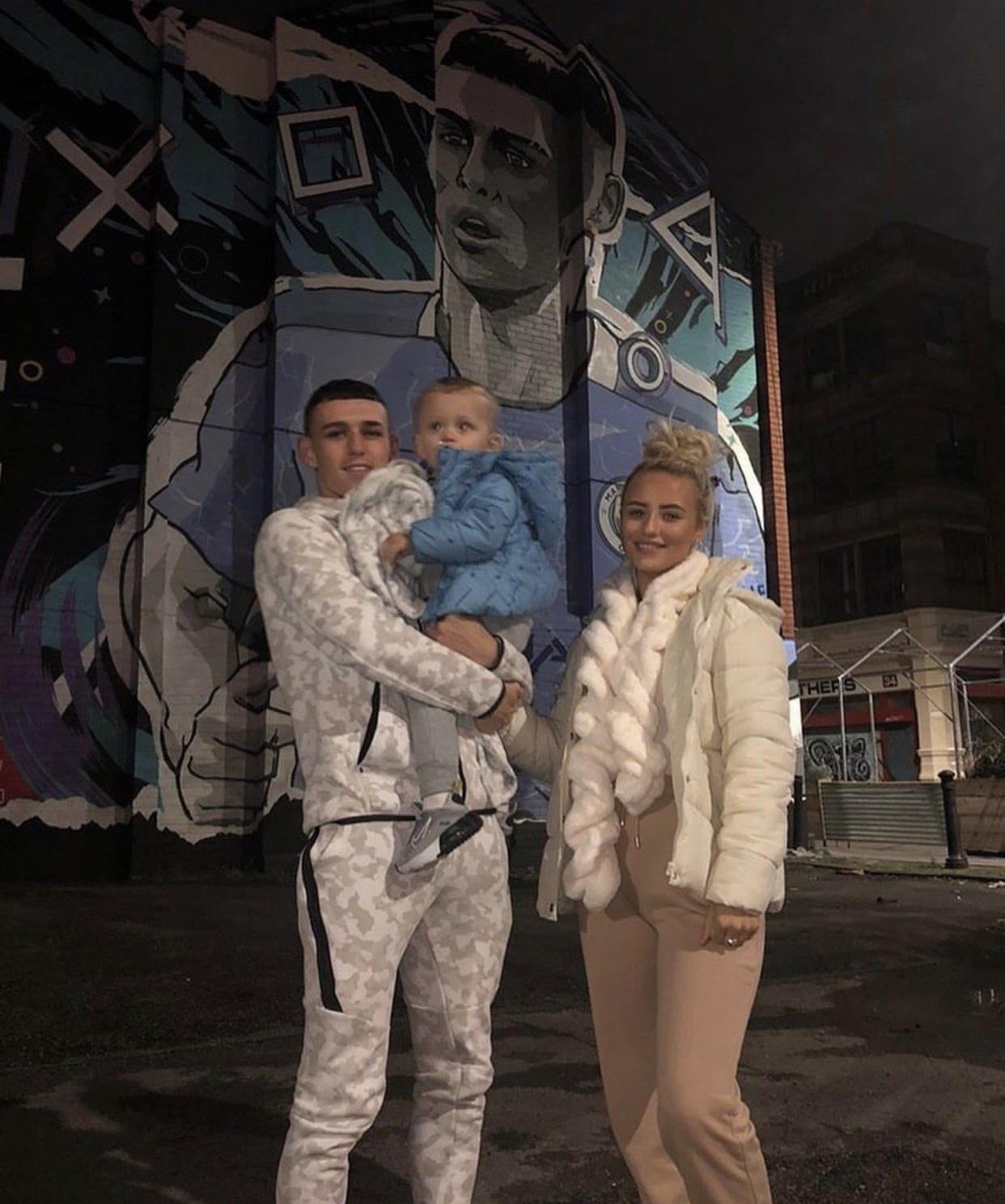 Ban gai Phil Foden anh 7