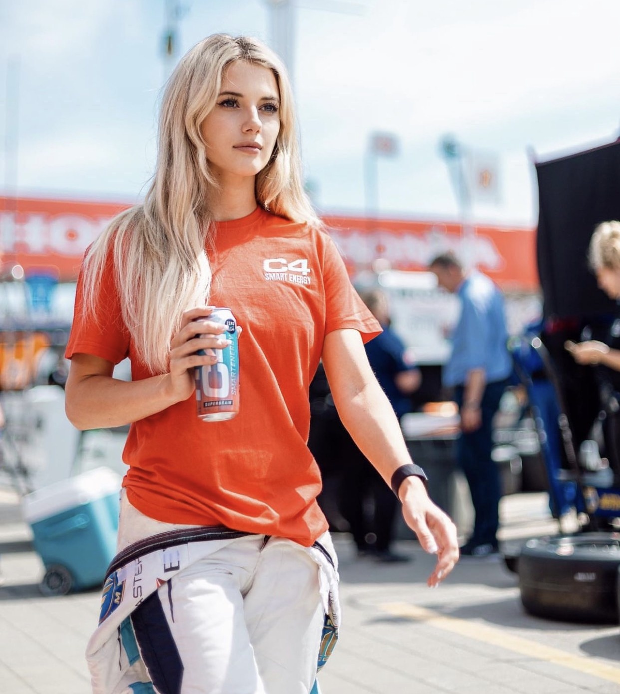 Chan dung Lindsay Brewer anh 2