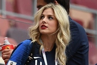 Co vo kin tieng tren mang xa hoi cua Raphael Varane hinh anh