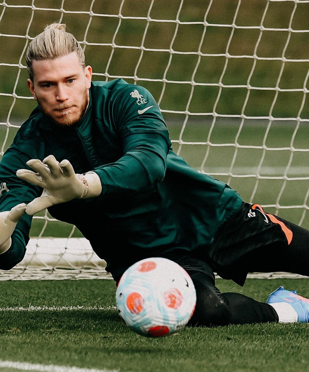 Ban gai Loris Karius anh 1