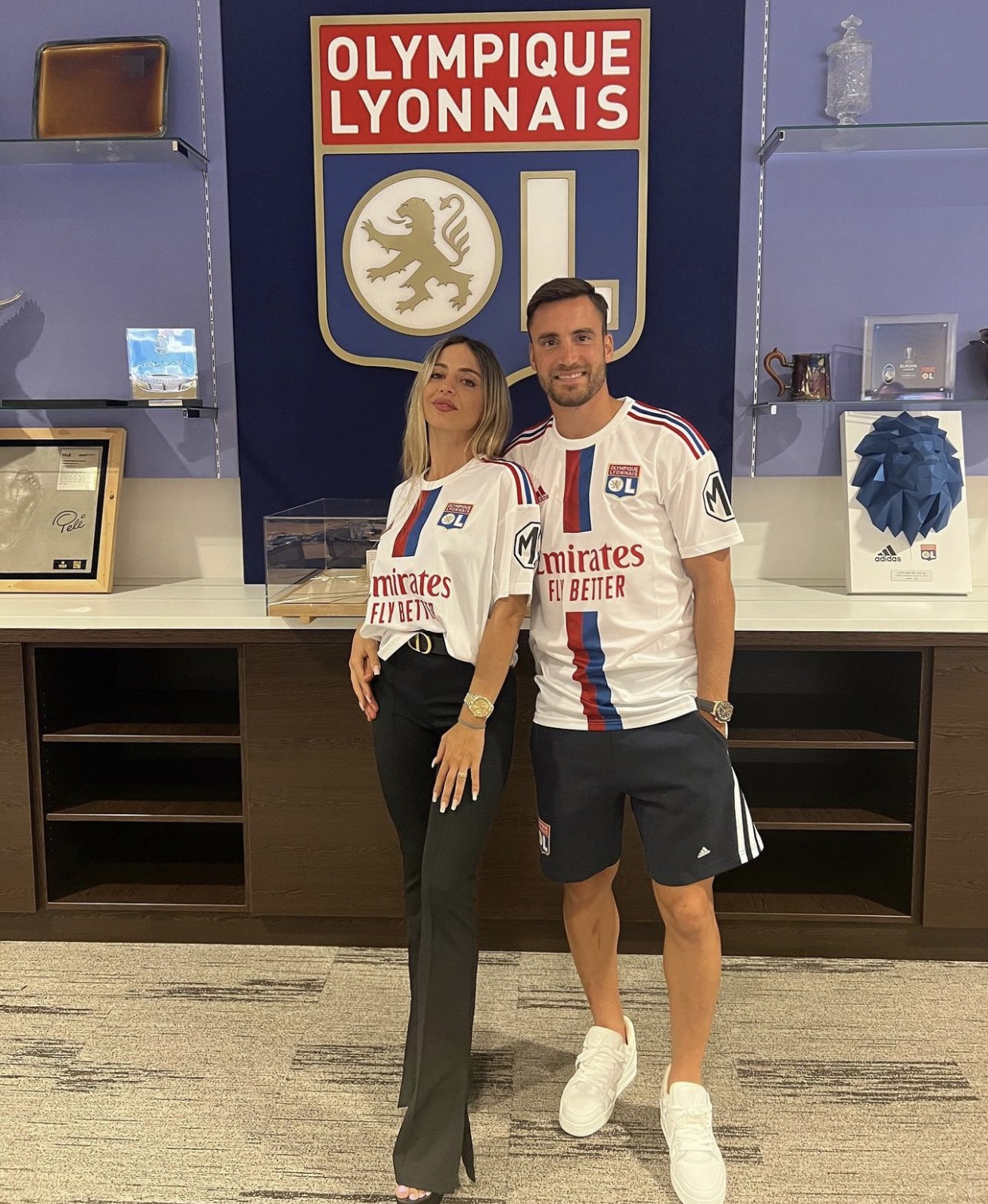 Chan dung vo Nicolas Tagliafico anh 8