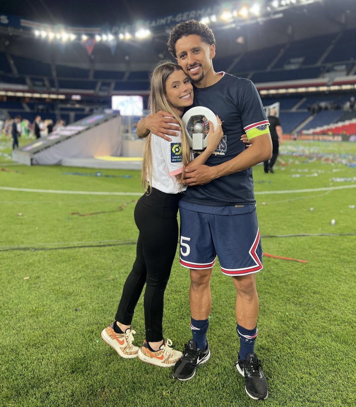 Chan dung vo Marquinhos anh 8