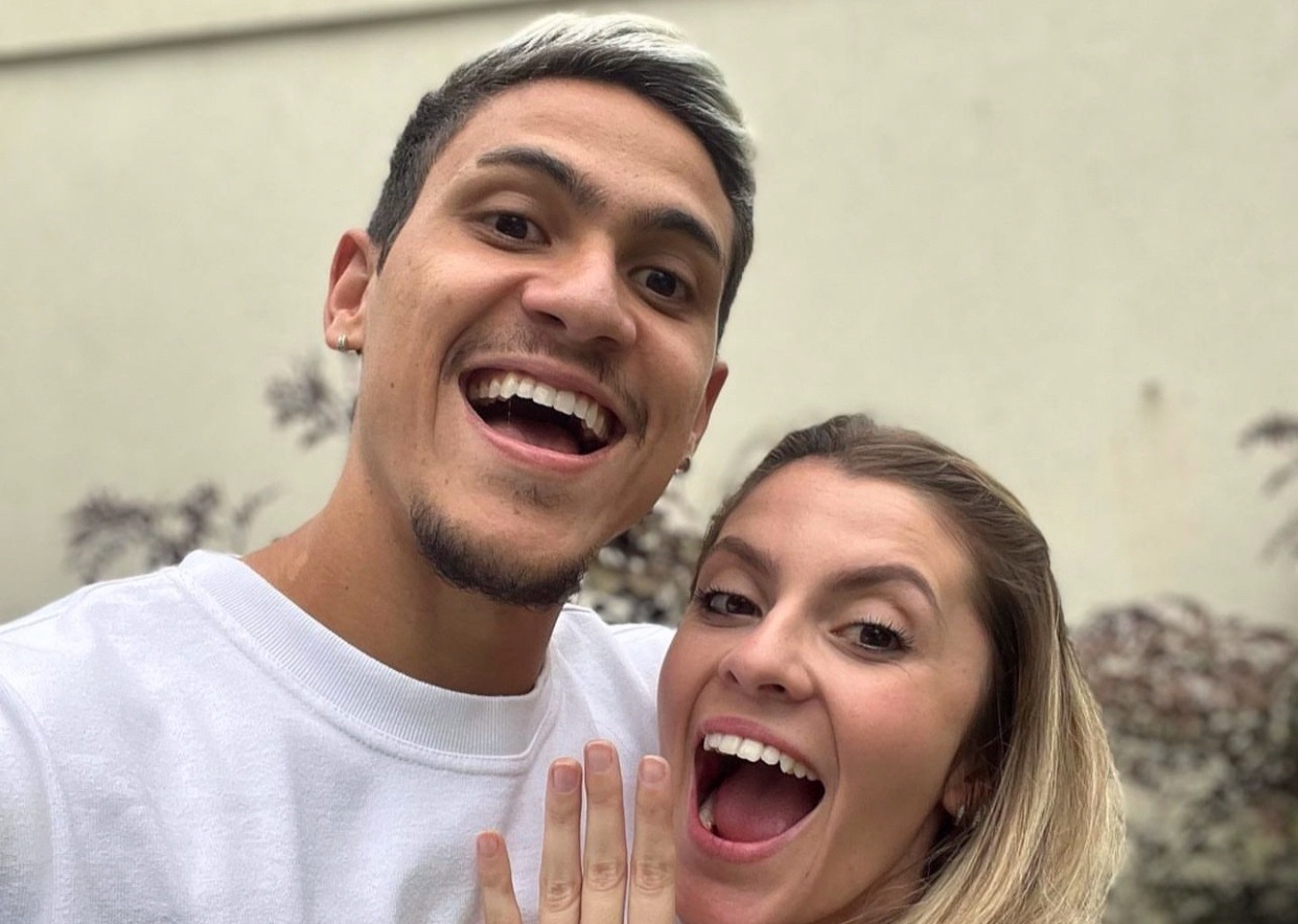 Tien dao Brazil cau hon ban gai sau khi duoc du World Cup hinh anh