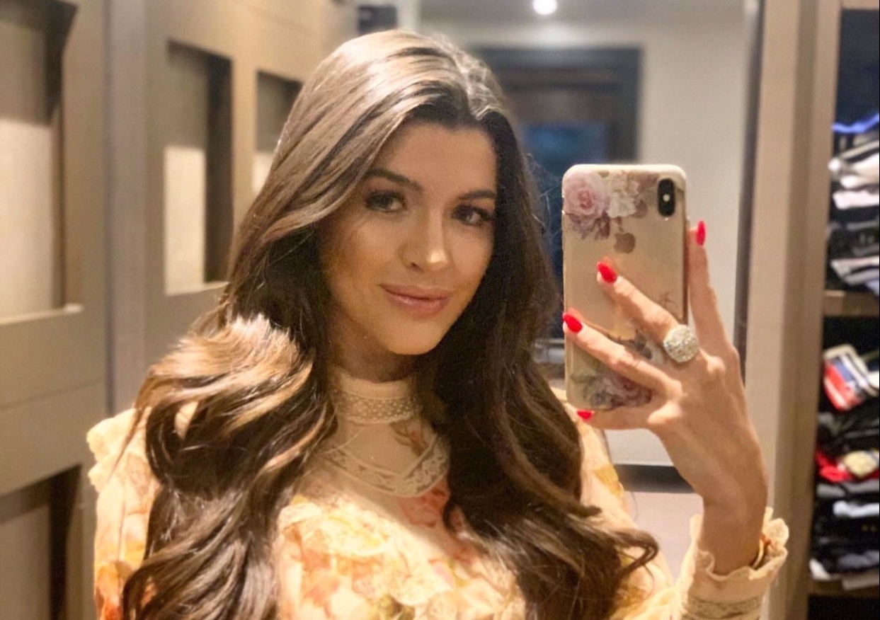 Bong hong ben canh Alisson hinh anh