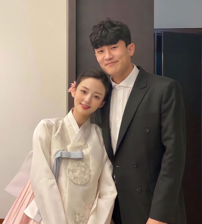 Dan WAGs tuyen Han anh 4