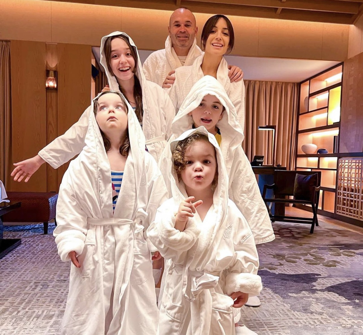 Vo Andres Iniesta mang thai anh 4