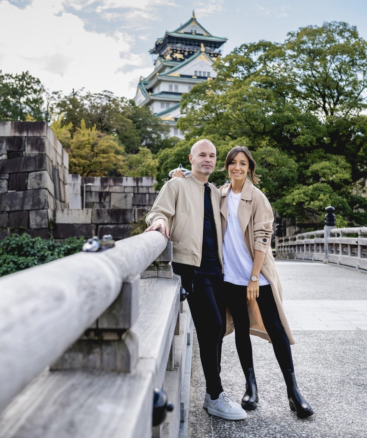 Vo Andres Iniesta mang thai anh 3