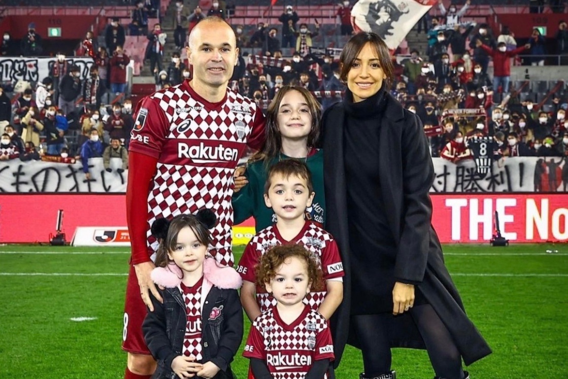 Ba xa Iniesta mang bau be thu 5 hinh anh