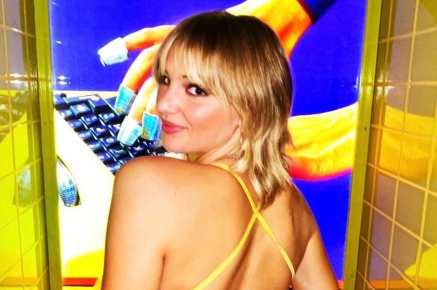 Chan dung ban gai Romeo Beckham hinh anh