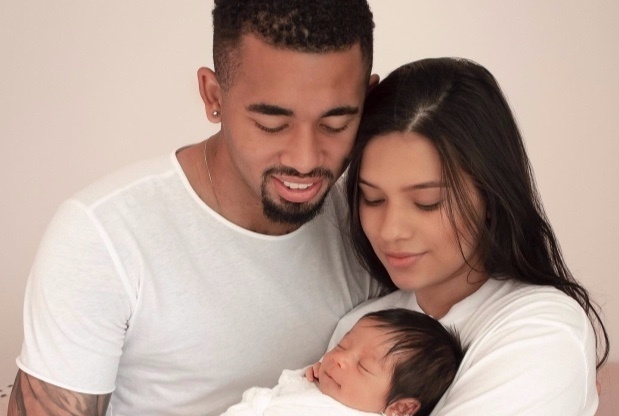 Gabriel Jesus chia tay ban gai sau 8 thang don con dau long hinh anh