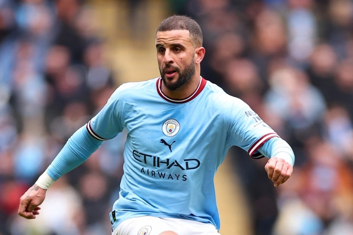 Kyle Walker say xin, hon co gai la trong quan bar hinh anh