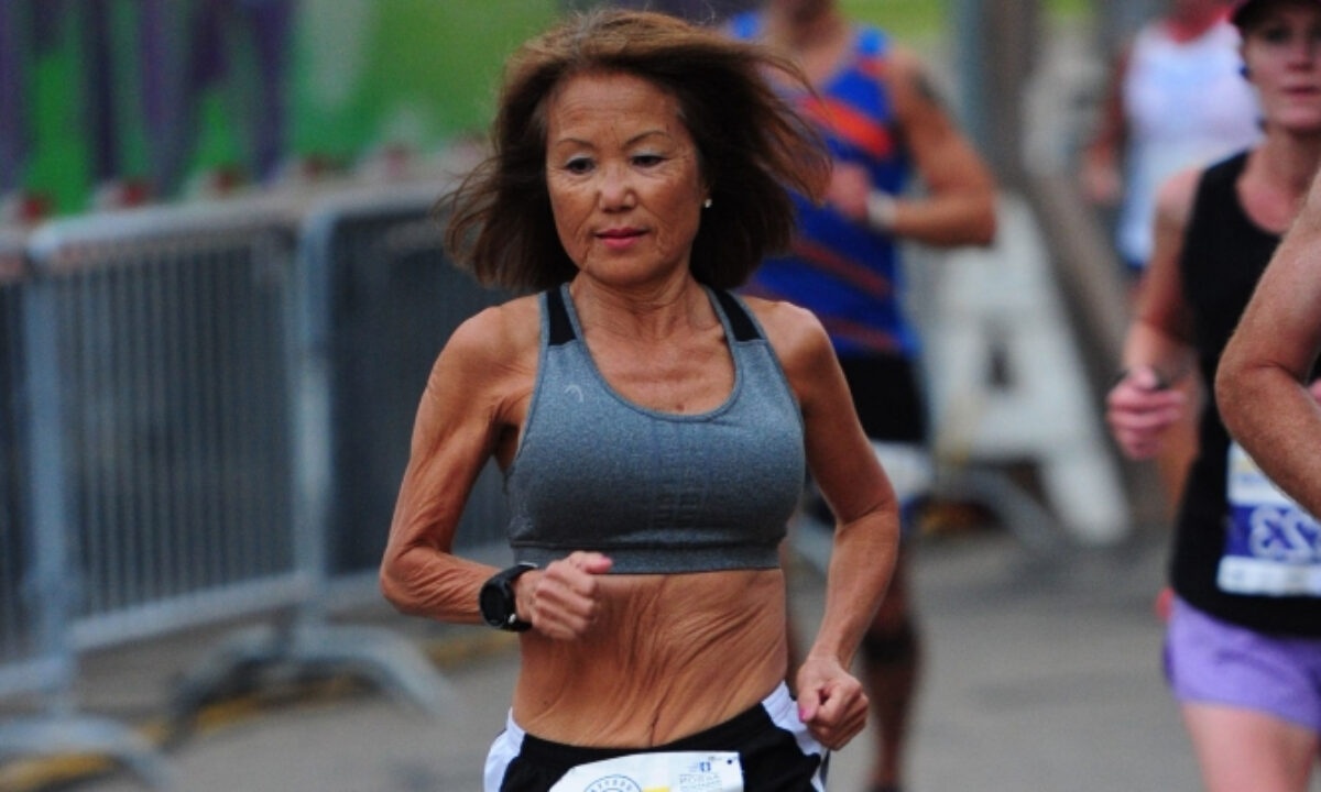 Nu VDV 74 tuoi hoan thanh duong chay marathon trong 3 gio 31 phut hinh anh