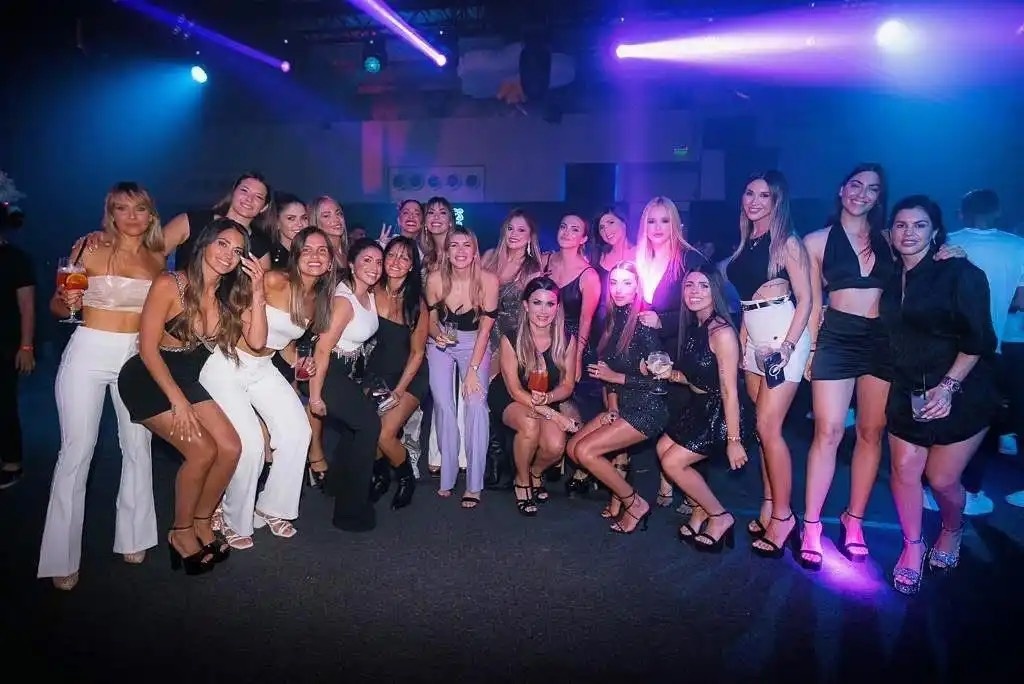 Vo Messi tan huong tiec dem cung dan WAGs Argentina hinh anh