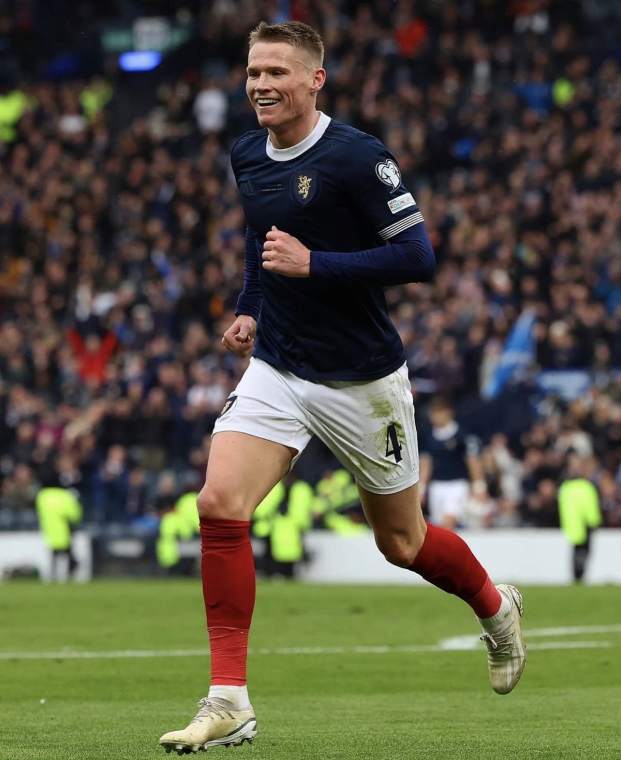 Ban gai Scott McTominay anh 1