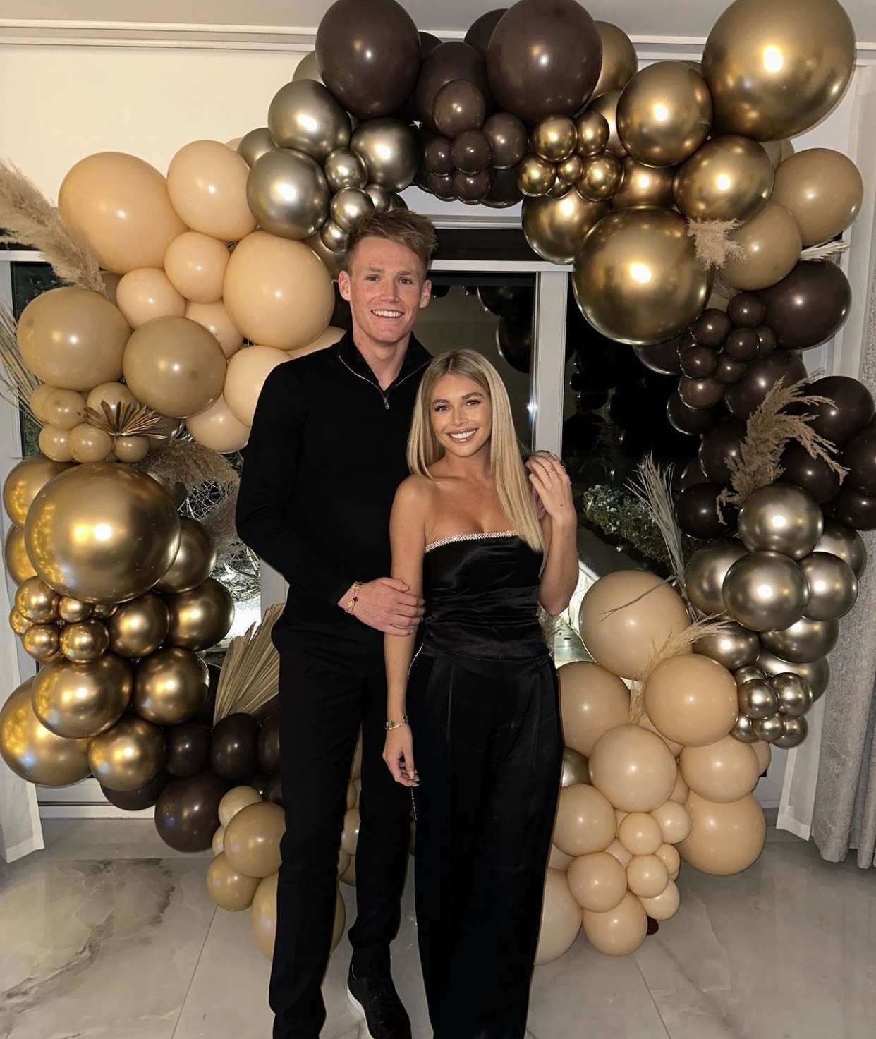 Ban gai Scott McTominay anh 2