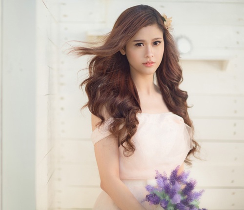 Truong Quynh Anh khoe vai tran goi cam hinh anh