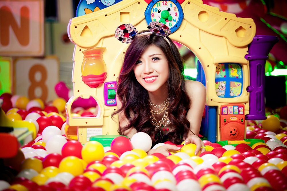 Trang Phap xi tin trong MV moi hinh anh