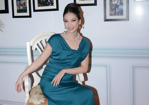 Nguoi dep khong tuoi Thuy Huong bat ngo xuat hien o Ha Noi hinh anh