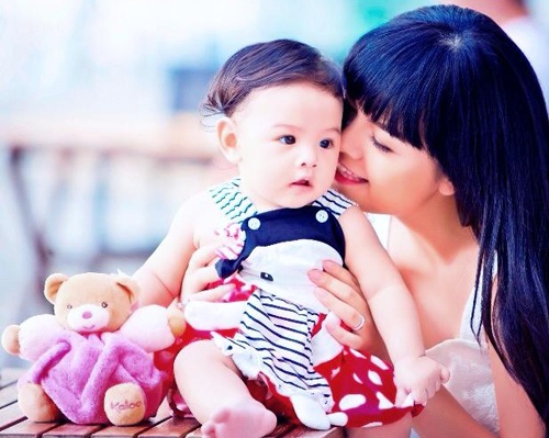 Pham Quynh Anh khoe clip treu dua con gai hinh anh