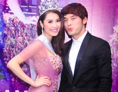 Ung Hoang Phuc hat nhay soi dong chuc mung Que Van hinh anh