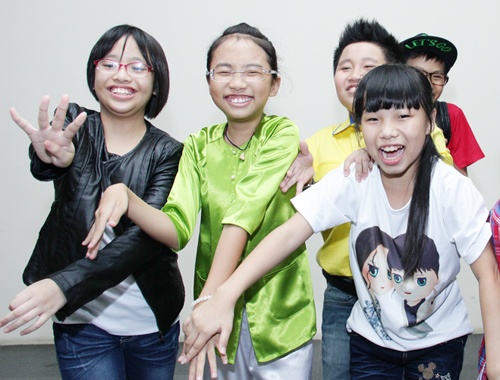 Phuong My Chi ben len ben cac ban The Voice Kids hinh anh