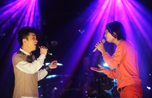 Tung Duong 'len dong' cung rocker Hai Bot hinh anh