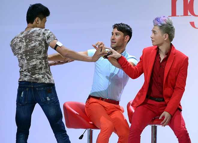 Giam khao Tay suyt bi thi sinh 'Nguoi mau Viet Nam' tat hinh anh