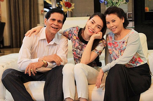 Ha Ho - Phuong Trinh chia se anh ba me ngay Vu Lan hinh anh