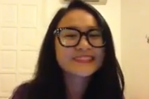 Con gai HLV Quoc Trung khoe giong hat trong treo hinh anh