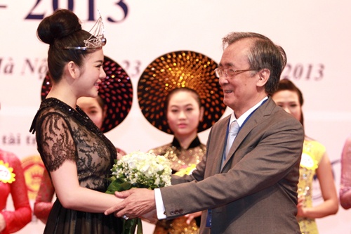 Ly Nha Ky lam Dai su Nu hoang Trang suc Viet Nam hinh anh