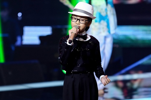 Phuong My Chi hoa 'Viet kieu' van hat dan ca ngot ngao hinh anh