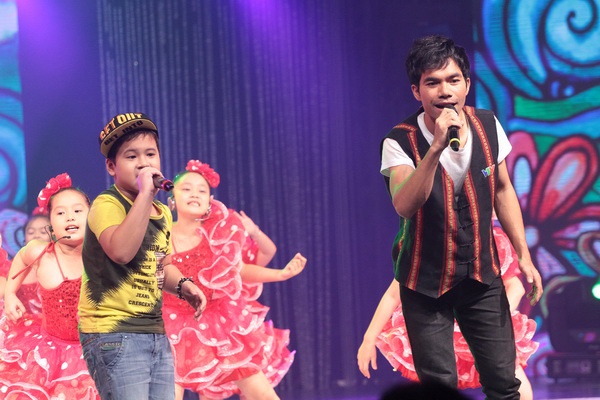 Ya Suy song ca cung hot boy khoc nhe Phuc Nguyen hinh anh