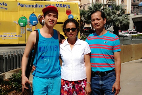 Nhat Tinh Anh du lich nuoc My cung ba me hinh anh