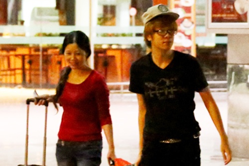 Bui Anh Tuan duoc me thap tung di hat o The Voice Kids hinh anh