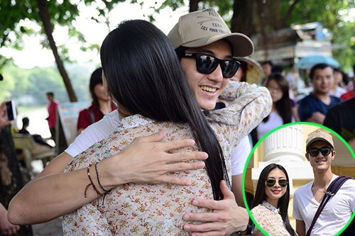 My nam Han Quoc om cham Ngo Thanh Van giua pho co Ha Noi hinh anh