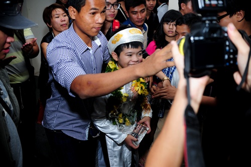 Quang Anh bi fan 'bua vay' sau khi len ngoi quan quan hinh anh