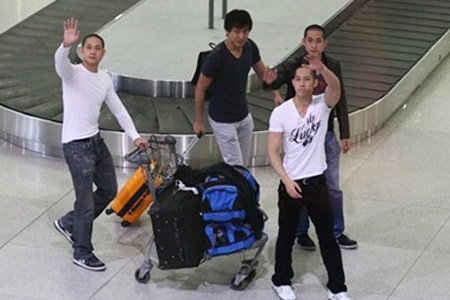 Ba anh em goc Viet dep trai nao loan san bay Tan Son Nhat hinh anh