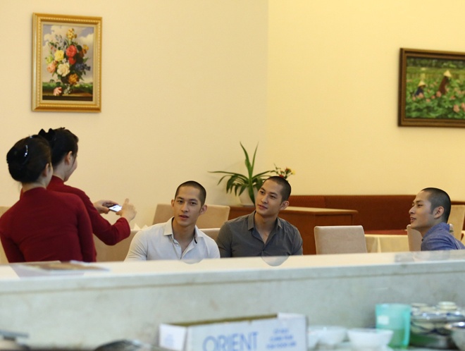 3 anh em goc Viet 'bo roi' trai dep bi truc xuat di an toi hinh anh